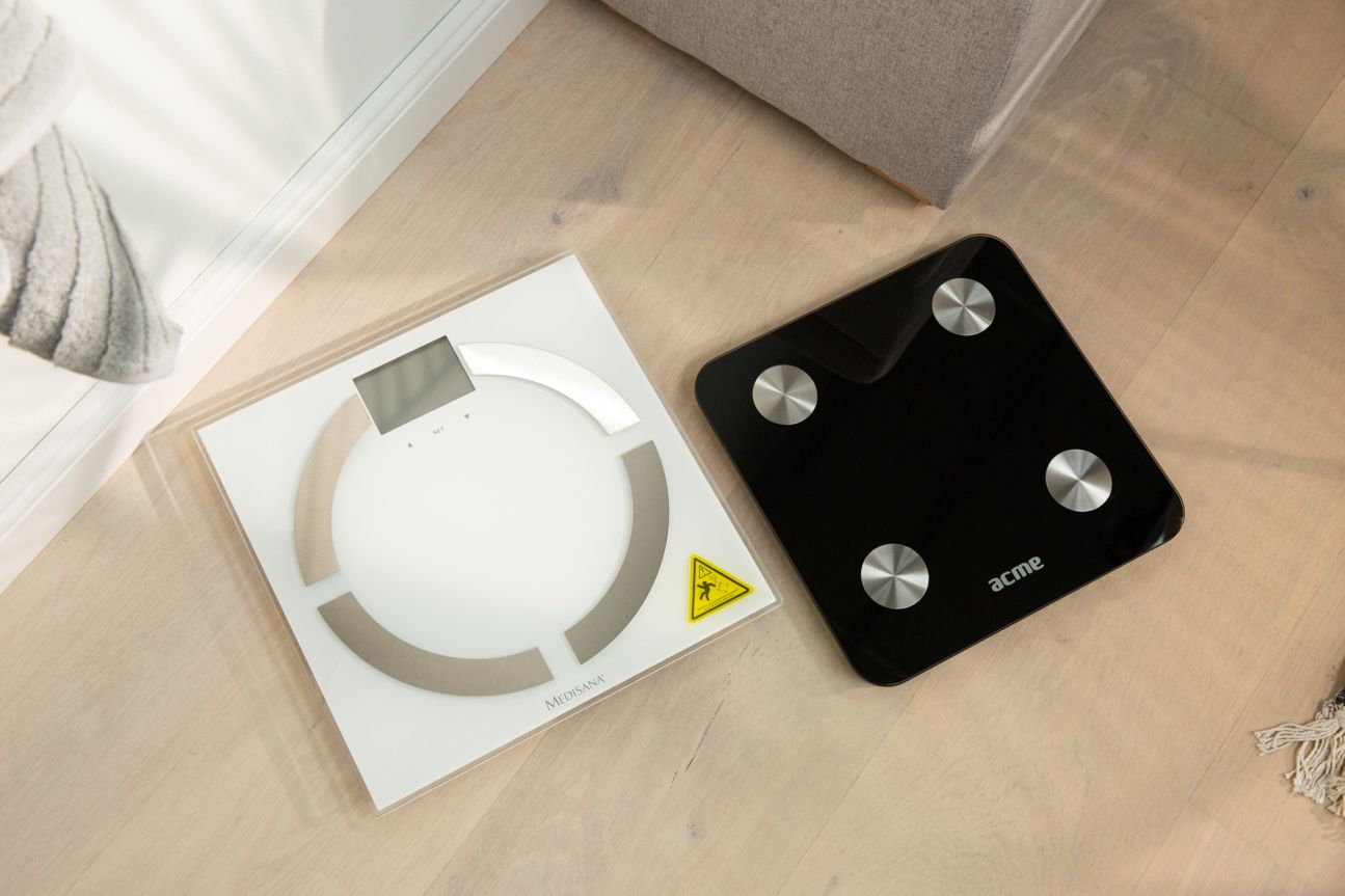 Die Medisana BS444 in weiß neben der kleinen schwarzen ACME SC101.