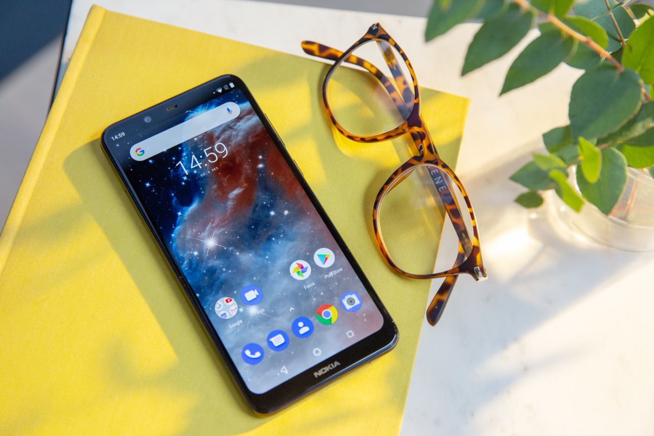 Nokia 5.1 Plus Das Nokia 5.1 Plus liegt auf einem Tisch.