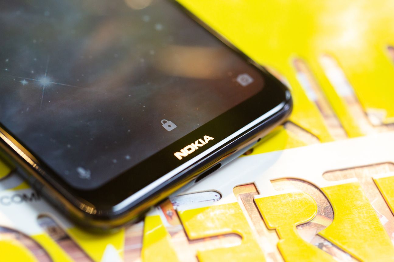 Nokia 5.1 Plus Das Nokia 5.1 Plus liegt auf einem Tisch.