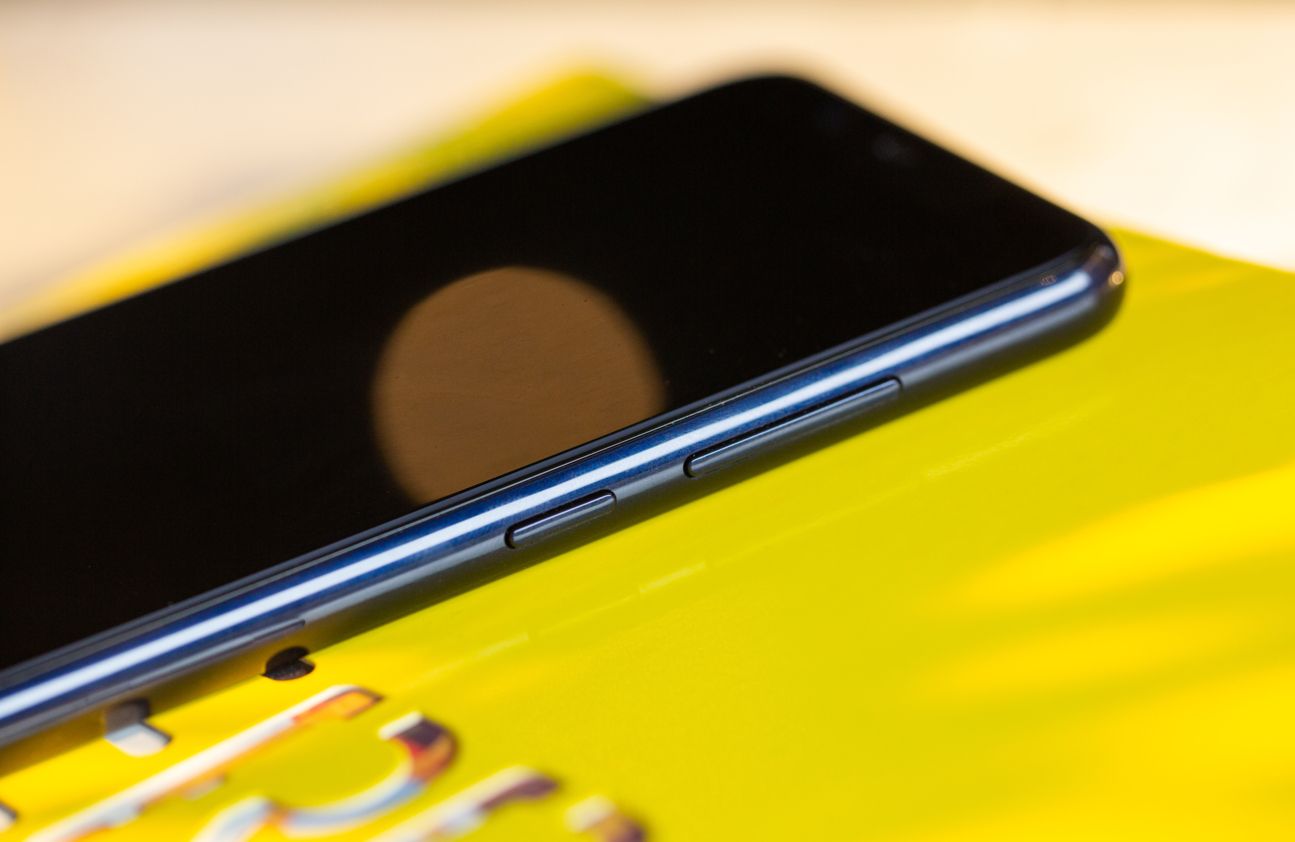 Nokia 5.1 Plus Das Nokia 5.1 Plus liegt auf einem Tisch.