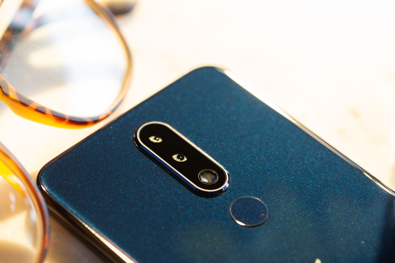 Nokia 5.1 Plus Das Nokia 5.1 Plus liegt auf einem Tisch.