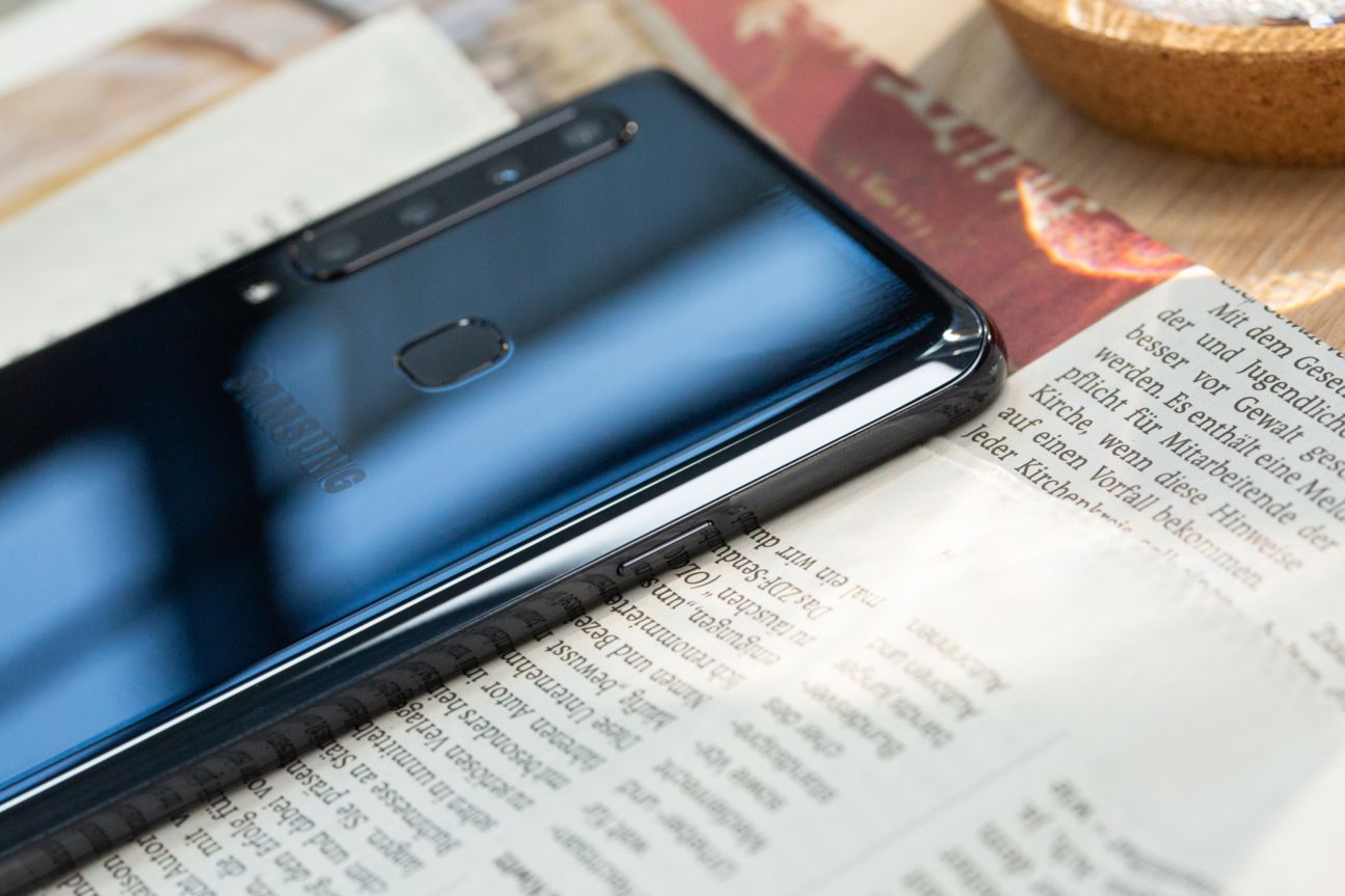 Samsung Galaxy A9 Smartphone liegt auf Zeitung