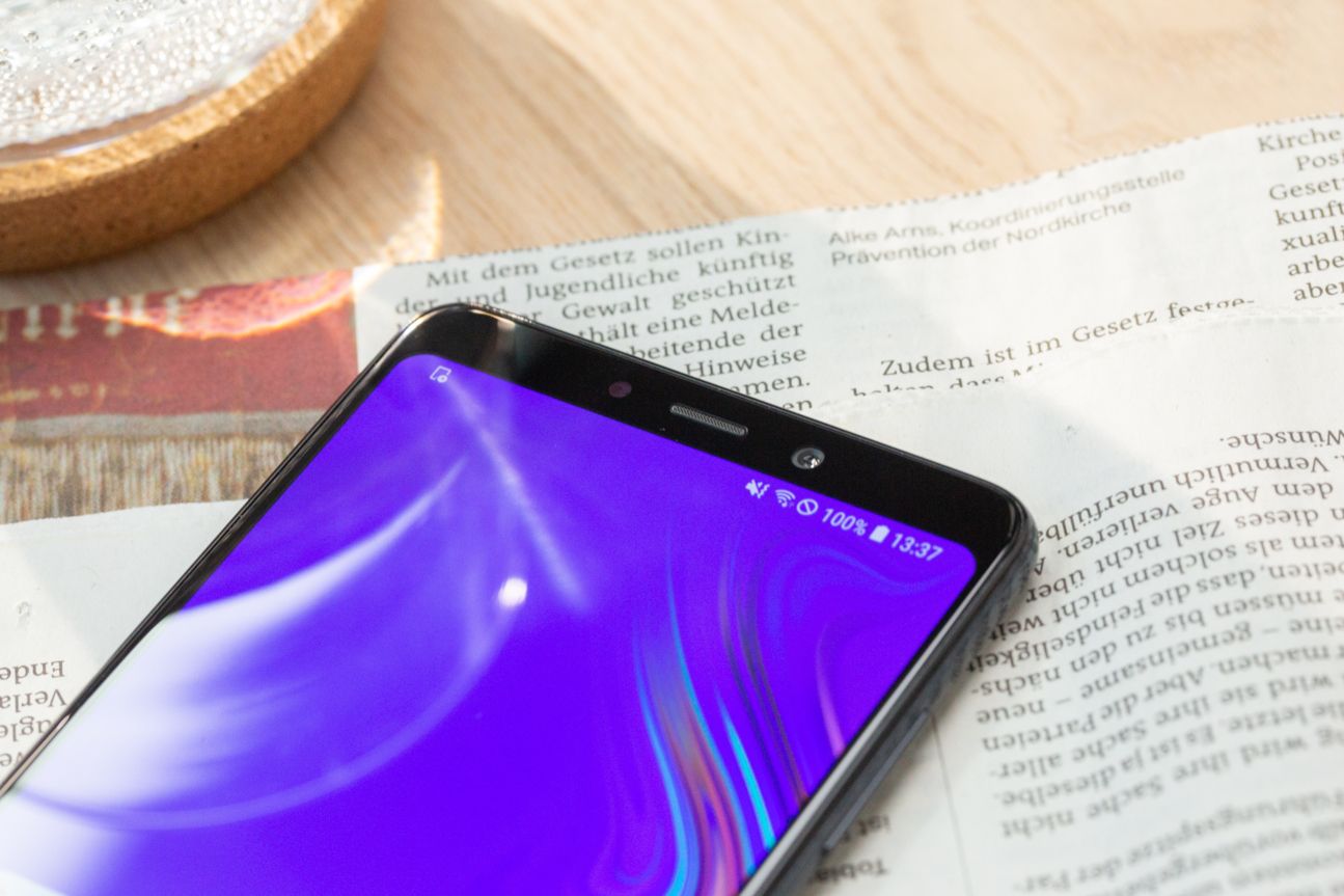 Samsung Galaxy A9 Smartphone liegt auf Zeitung