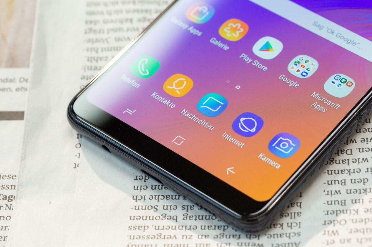Samsung Galaxy A9 Smartphone liegt auf Zeitung