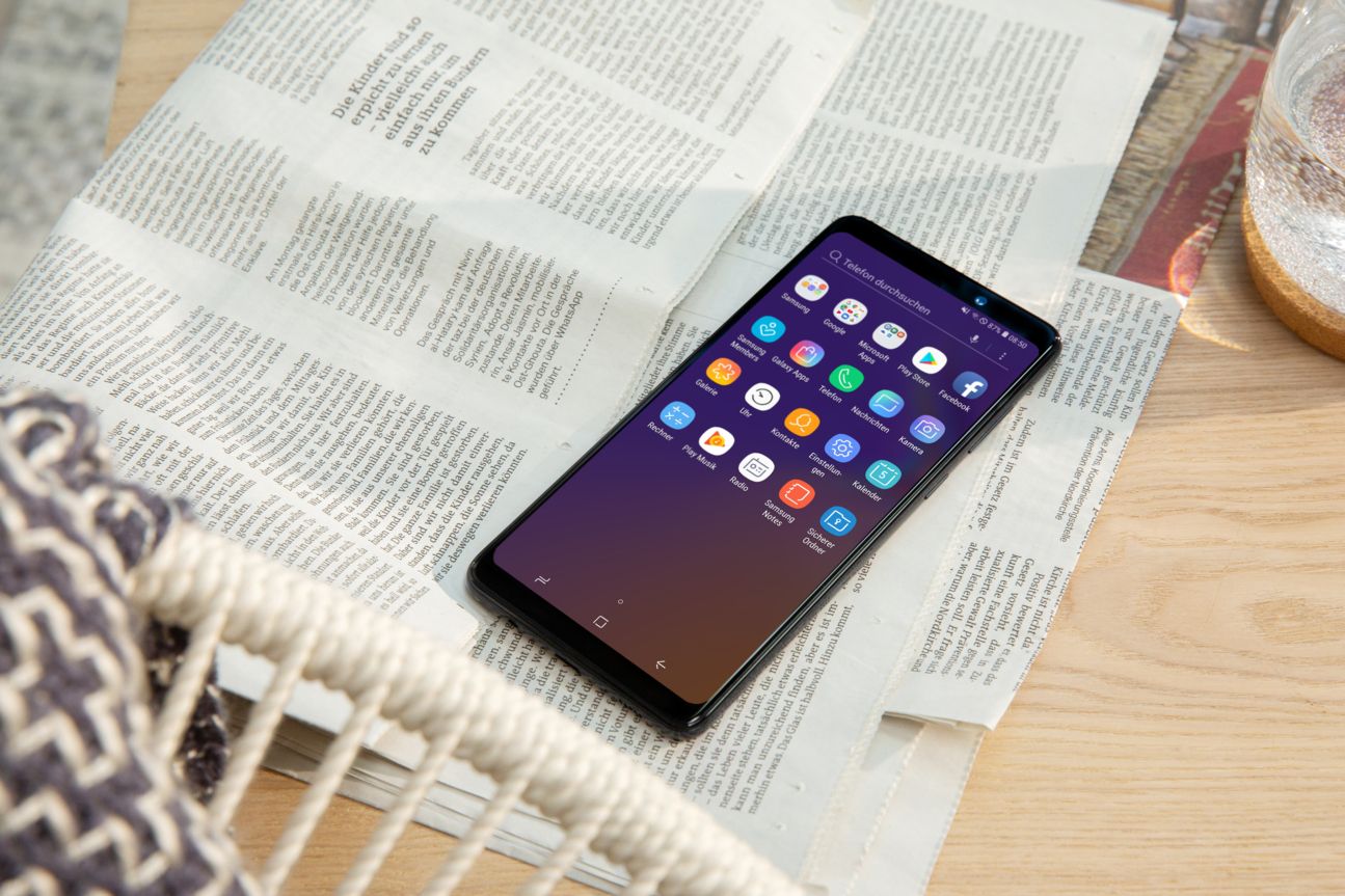 Samsung Galaxy A9 Smartphone liegt auf Zeitung