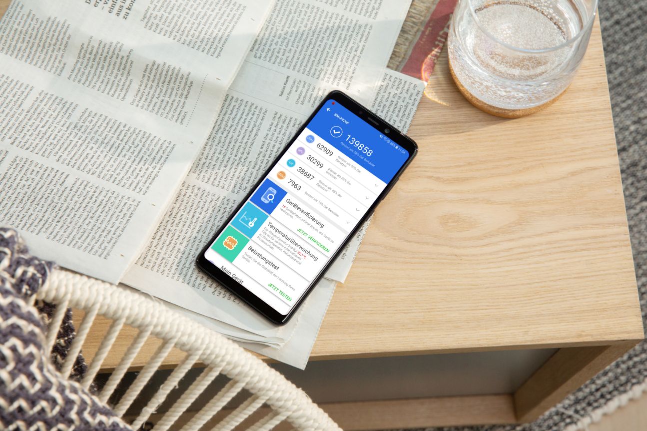 Samsung Galaxy A9 Smartphone liegt auf Zeitung