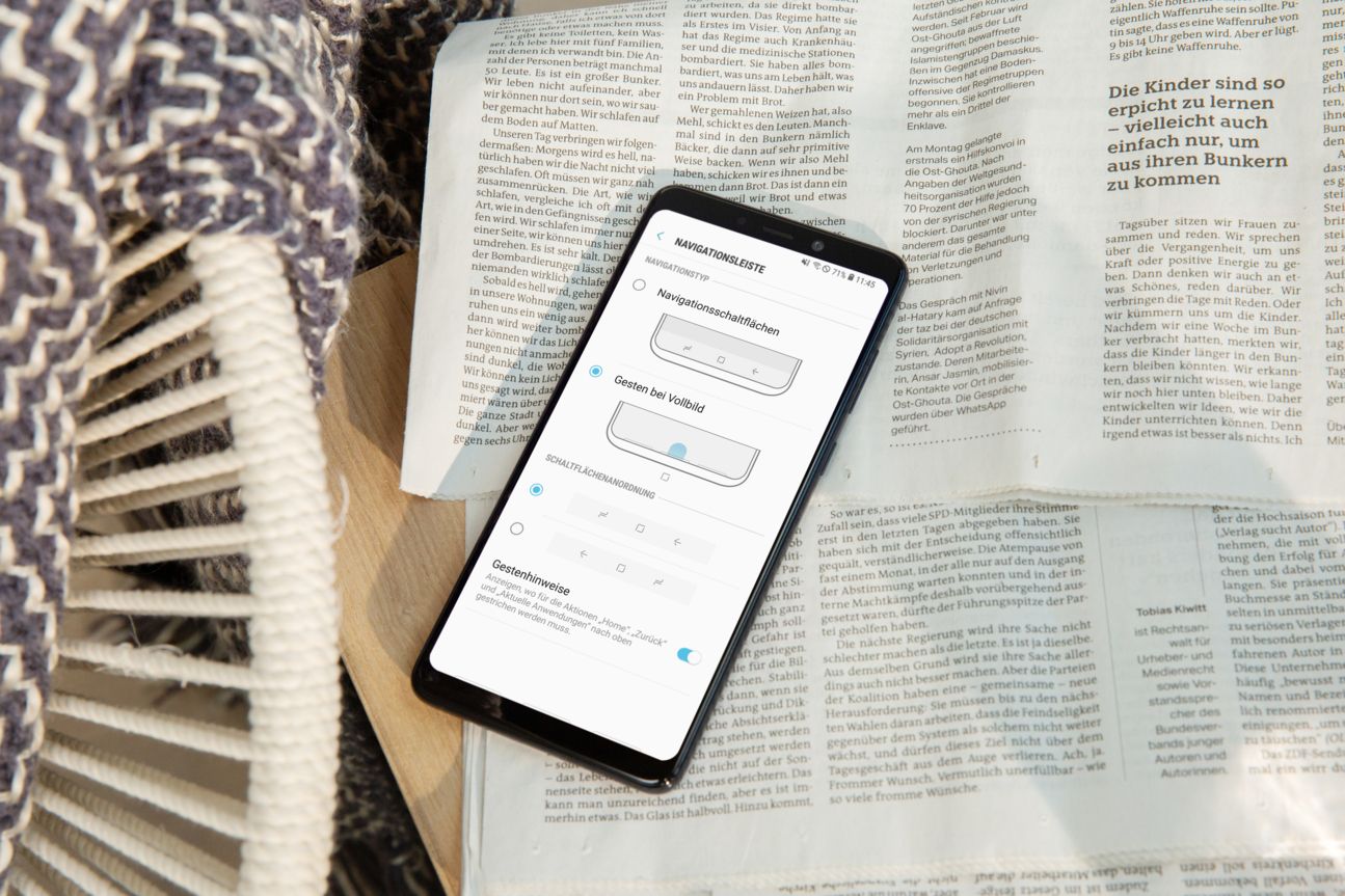 Samsung Galaxy A9 Smartphone liegt auf Zeitung