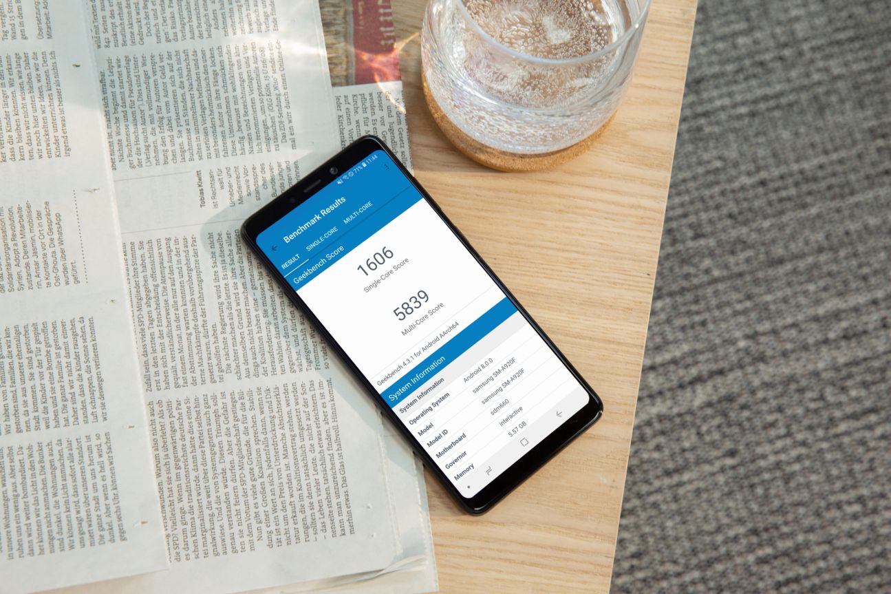 Samsung Galaxy A9 Smartphone liegt auf Zeitung