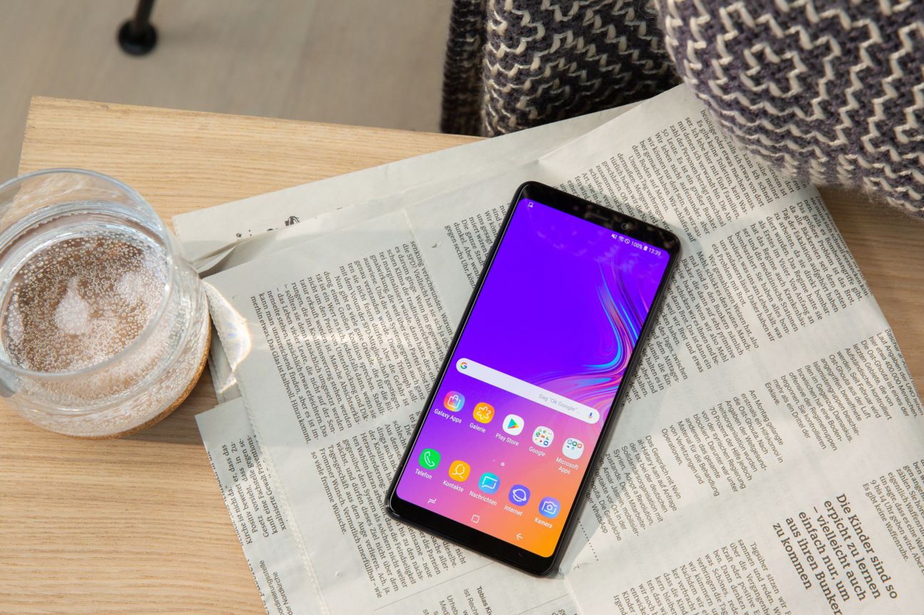 Samsung Galaxy A9 Smartphone liegt auf Zeitung