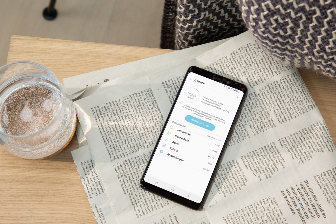 Samsung Galaxy A9 Smartphone liegt auf Zeitung