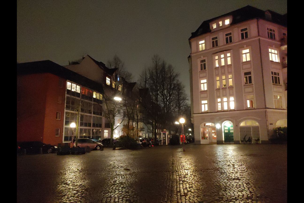 Platz bei Nacht