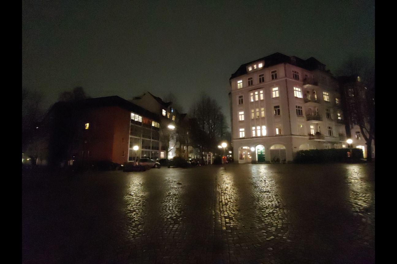 Platz bei Nacht