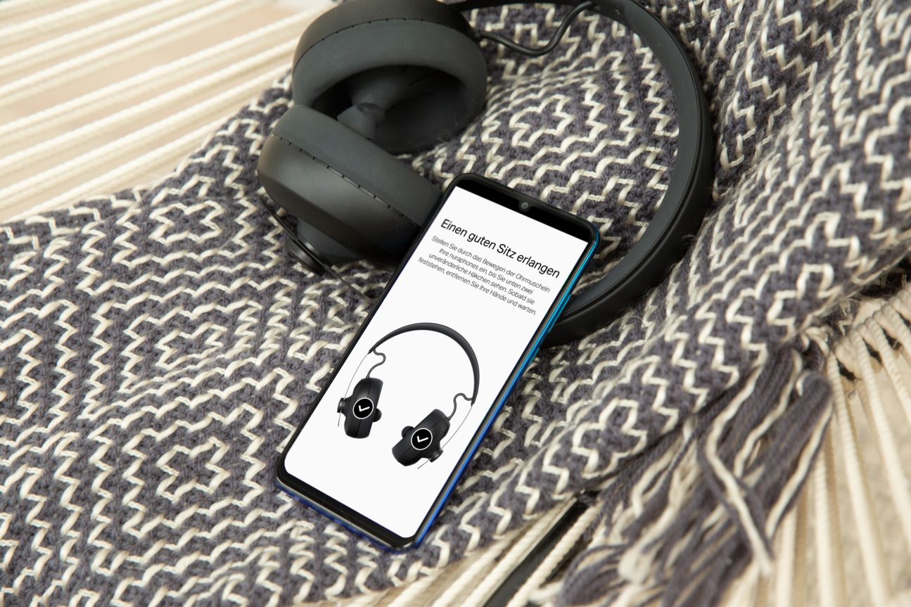 Nura Headphones Kopfhörer auf Tisch