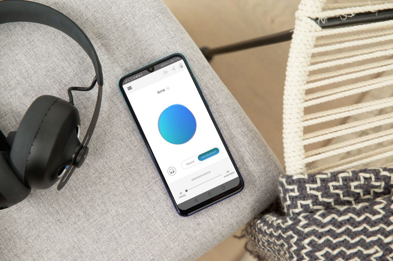 Nura Headphones Kopfhörer auf Tisch