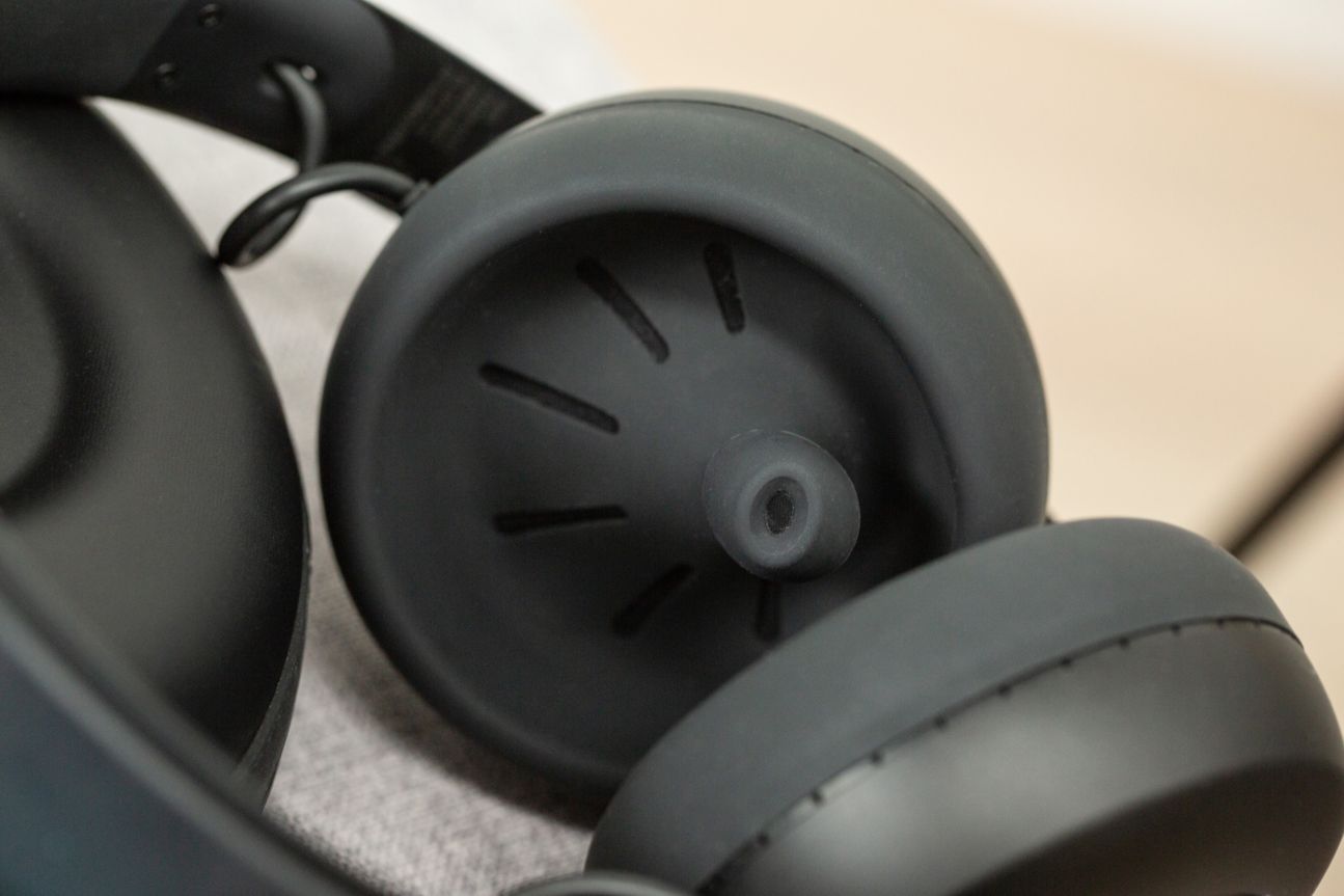Nura Headphones Kopfhörer auf Tisch