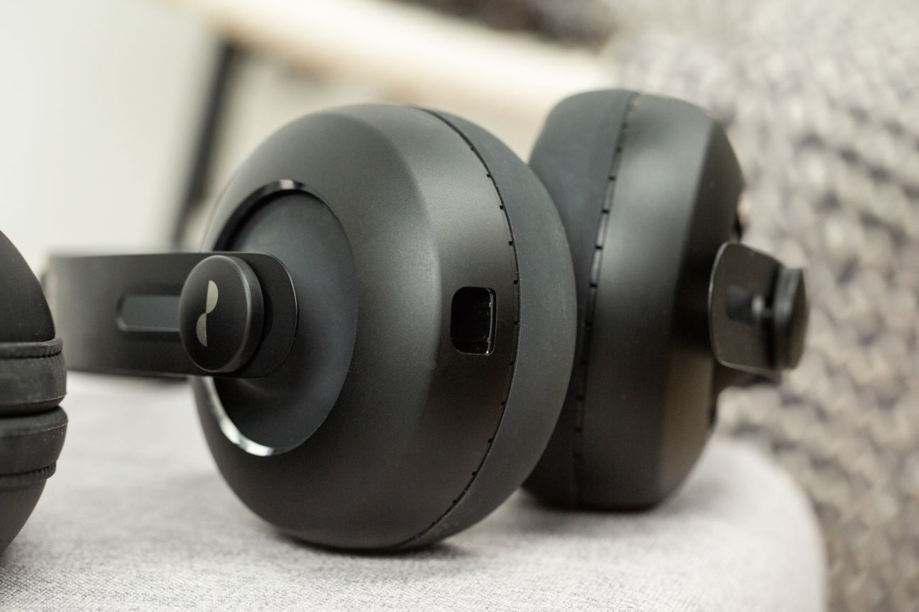 Nura Headphones Kopfhörer auf Tisch