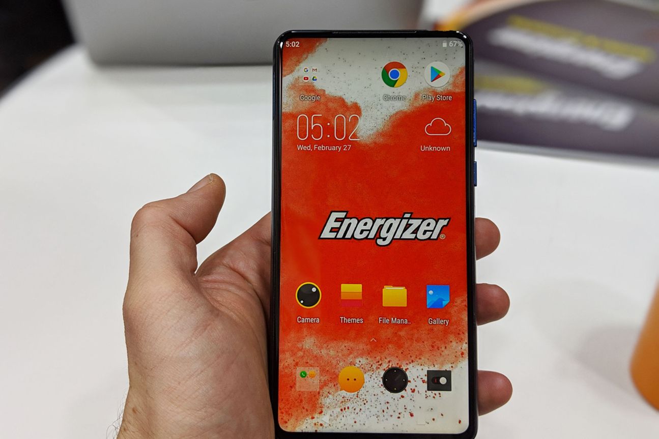 Energizer P18K Pop Hand hält Smartphone