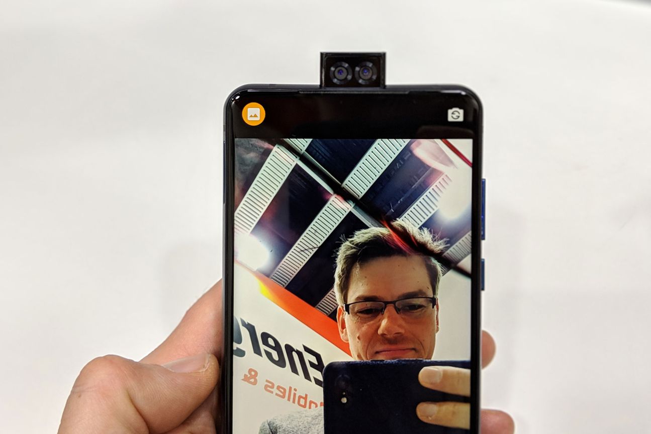 Energizer P18K Pop Hand hält Smartphone