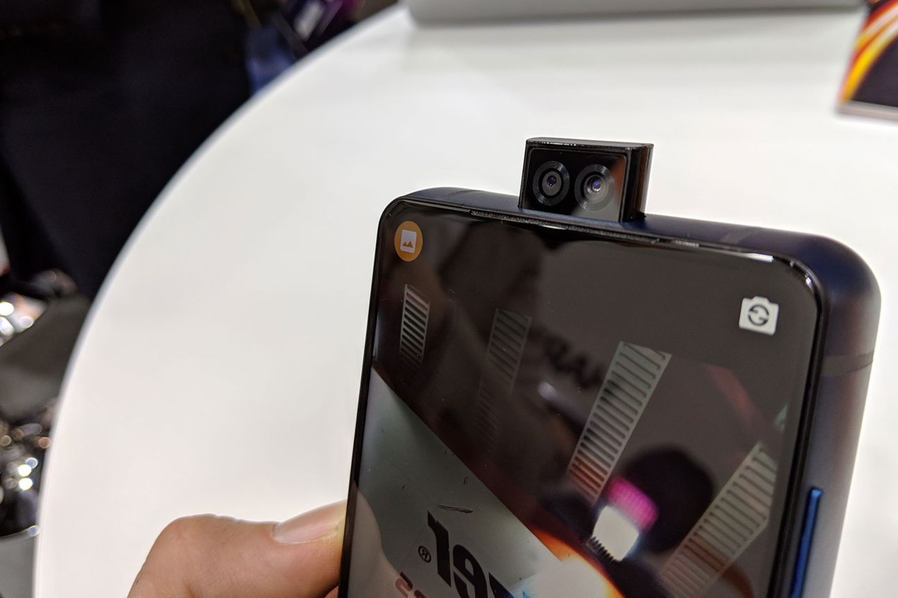 Energizer P18K Pop Hand hält Smartphone