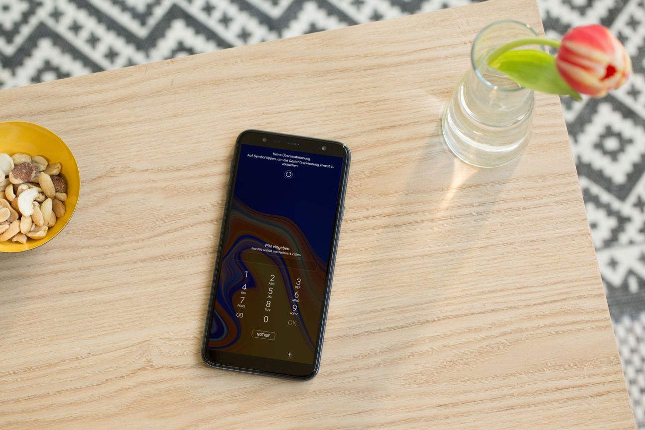 Galaxy J4 Plus Screenshots Smartphone auf einem Schreibtisch.