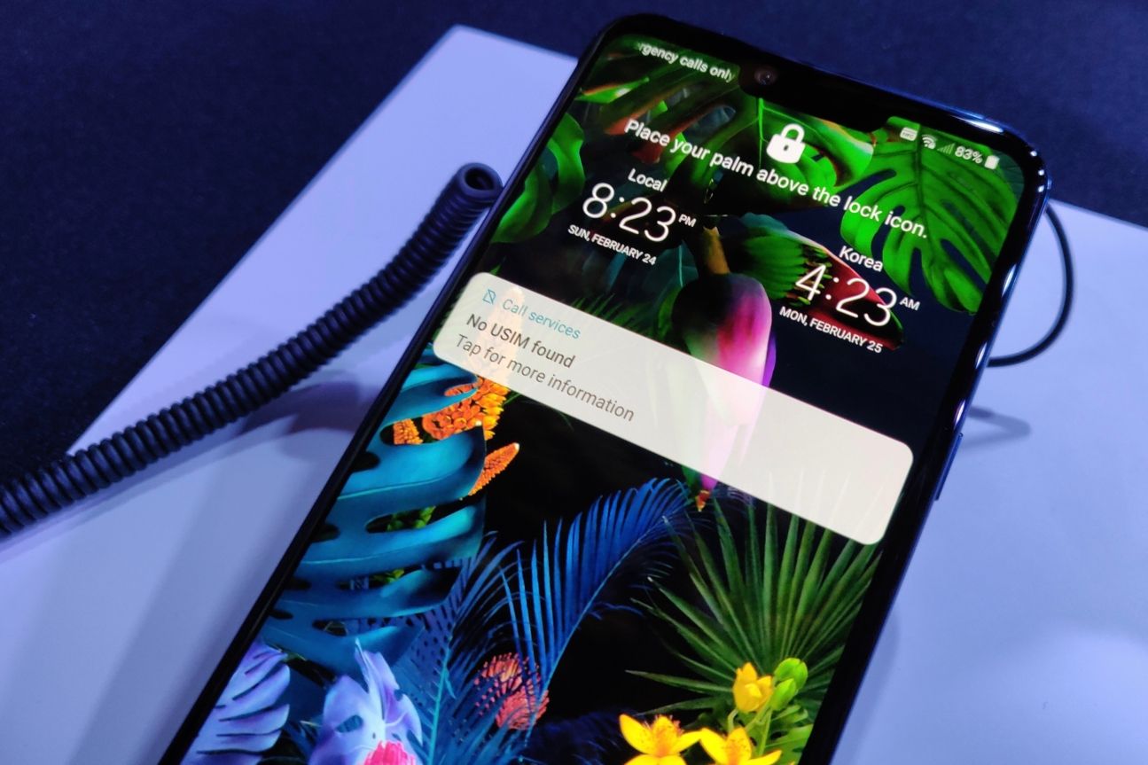 LG-G8-ThinQ-Front-02 Smartphone liegt auf einem Tisch