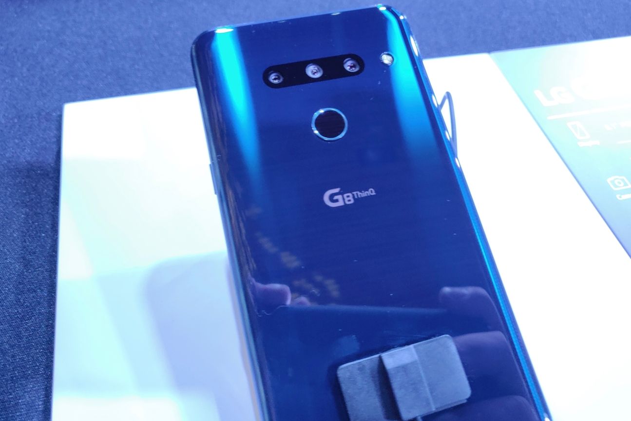 LG-G8-ThinQ-Rückseite-01 Smartphone liegt auf einem Tisch
