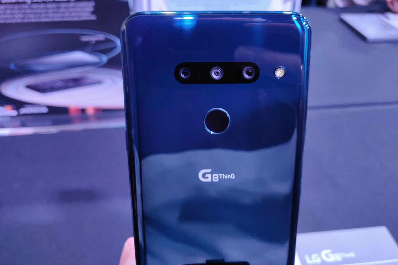 LG-G8-ThinQ-Rückseite-02 Smartphone vor blauem Hintergrund