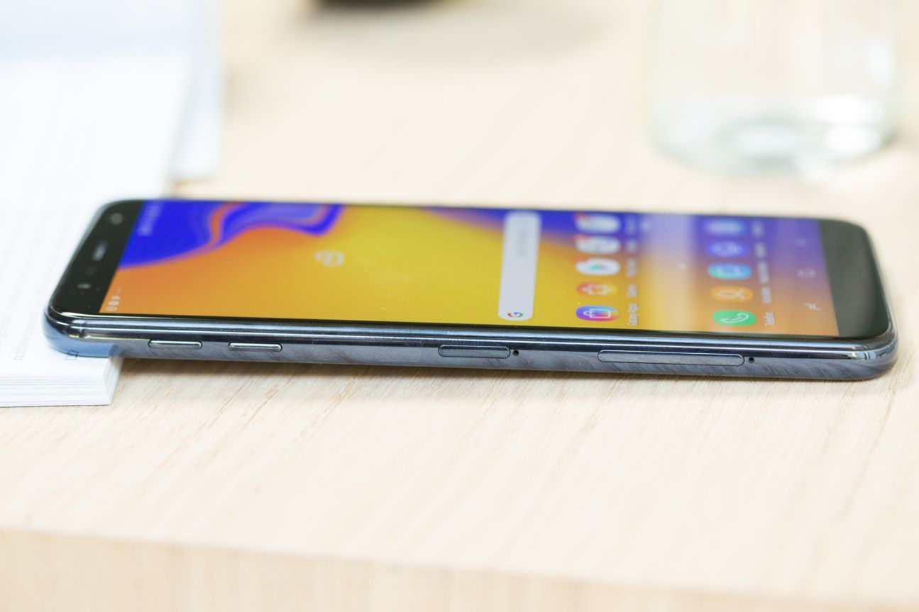 Samsung Galaxy J4 Plus (2018) Das Samsung Galaxy J4 Plus auf einem Tisch.