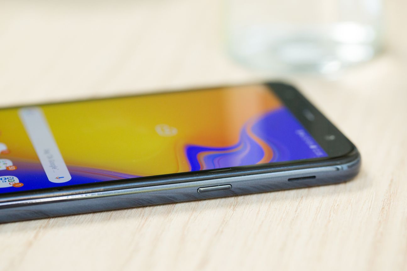 Samsung Galaxy J4 Plus (2018) Das Samsung Galaxy J4 Plus Das Samsung Galaxy J4 Plus auf einem Tisch.