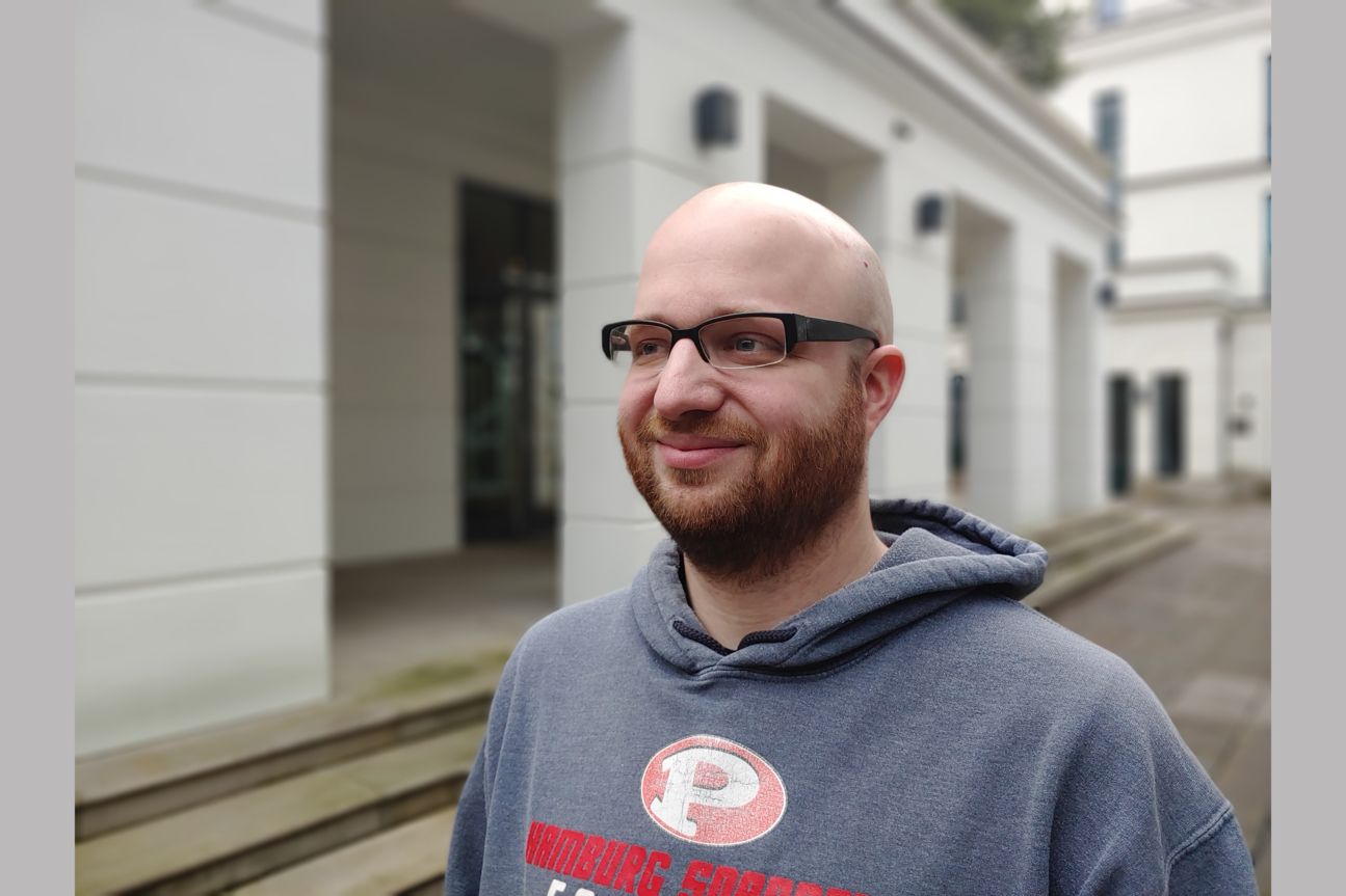 Kameravergleich LG V40 und Huawei Mate 20 Pro Mann mit Brille und Glatze