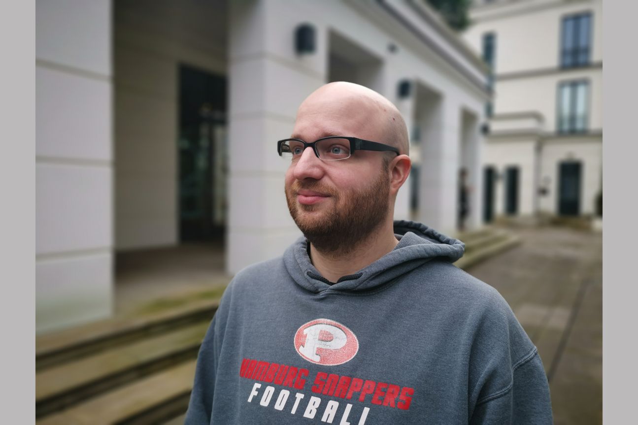 Kameravergleich LG V40 und Huawei Mate 20 Pro Mann mit Brille und Glatze