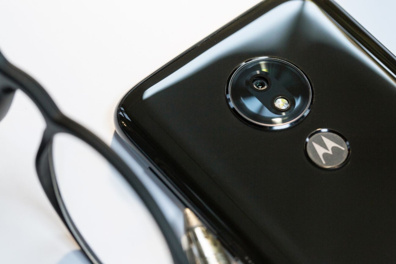 Das Moto G7 liegt neben einer Brille