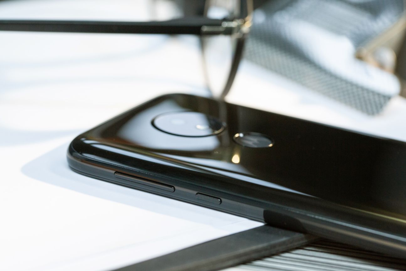 Lenovo Motorola Moto G7 Power Moto G7 Power auf einem Tisch