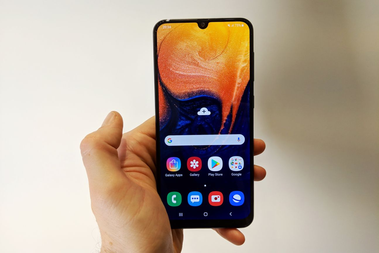 Hand hält Smartphone