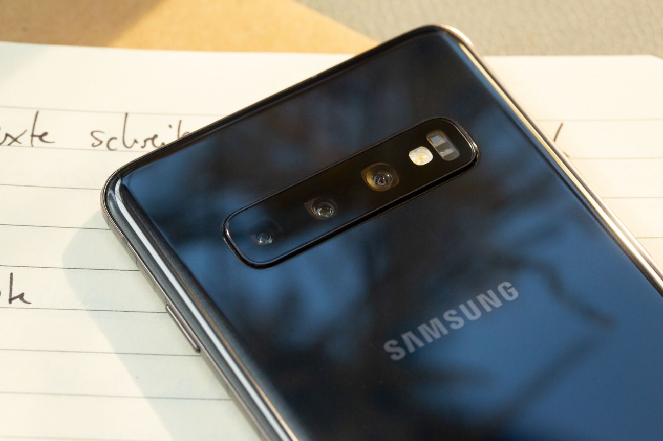 Samsung Galaxy S10 Smartphone