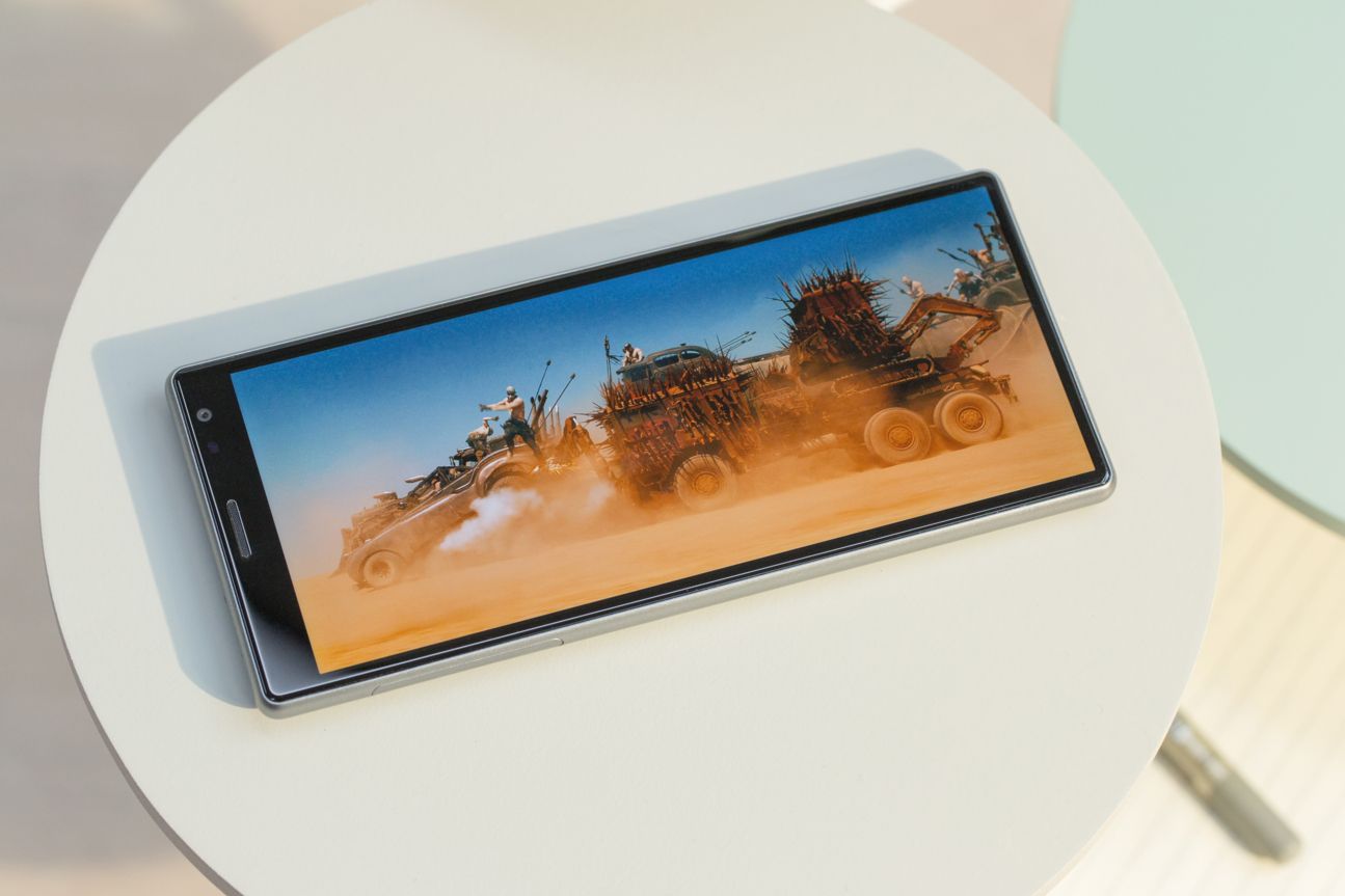 Sony Xperia 10 Plus auf Tisch, Still aus "Mad Max: Fury Road"