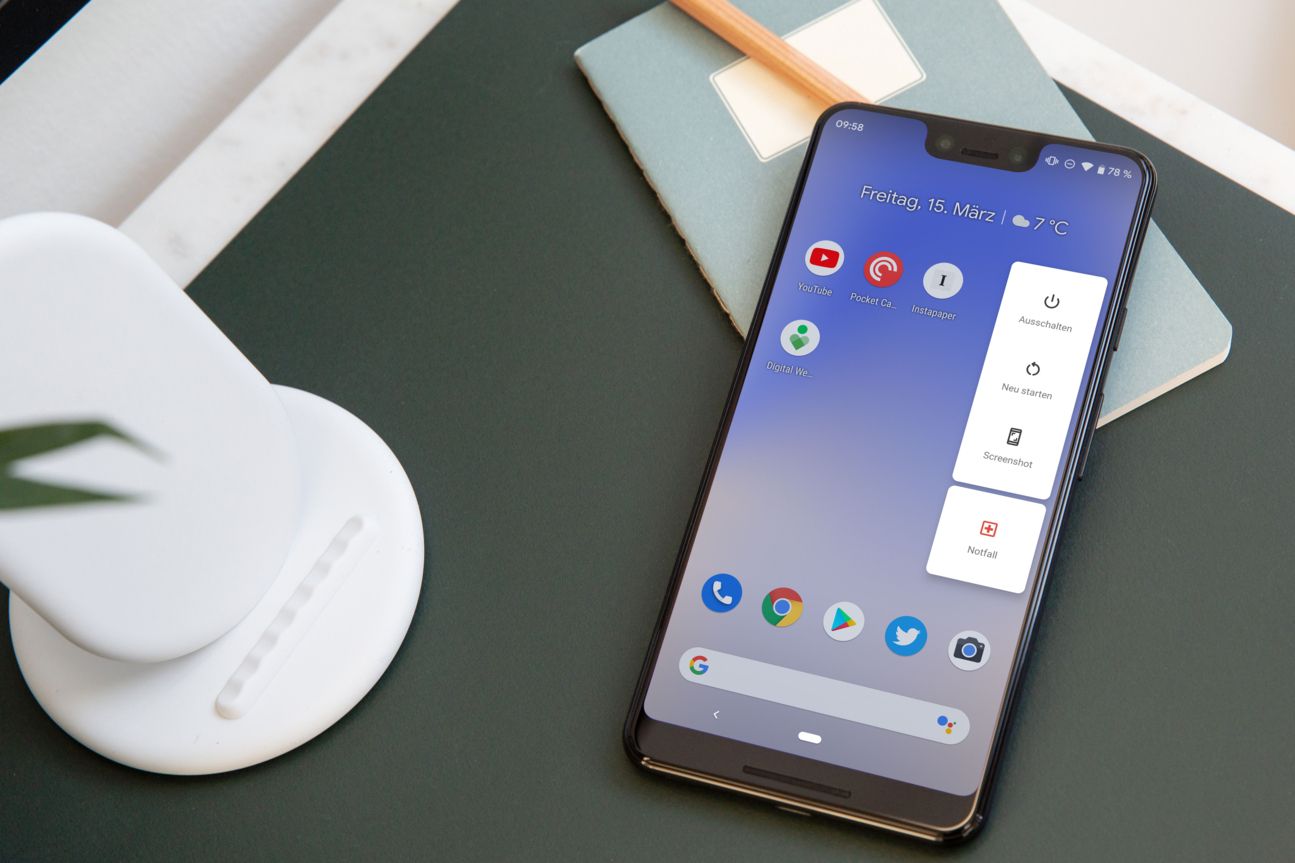 Google Pixel 3XL, Android Q Smartphone liegt auf einem Schreibtisch.