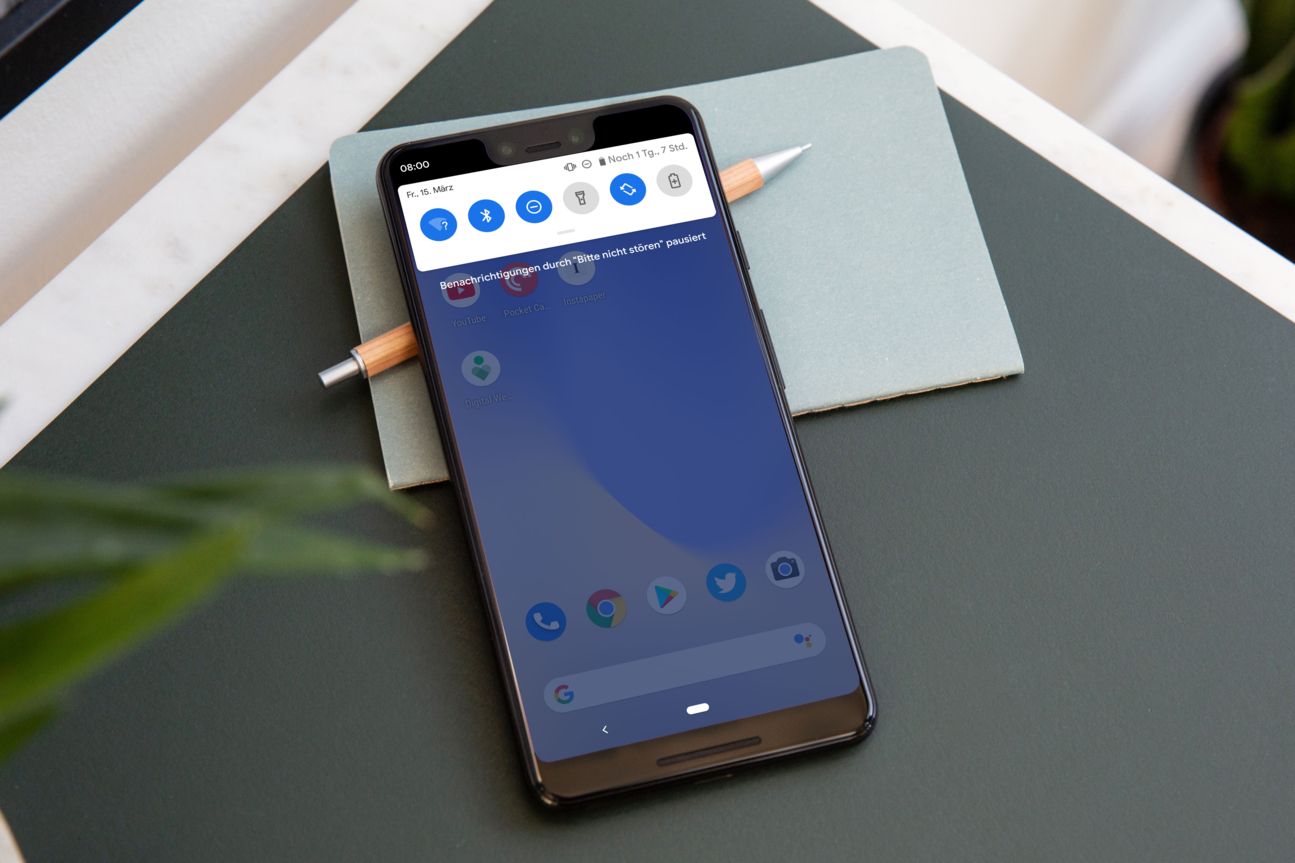 Google Pixel 3XL, Android Q Smartphone liegt auf einem Schreibtisch.