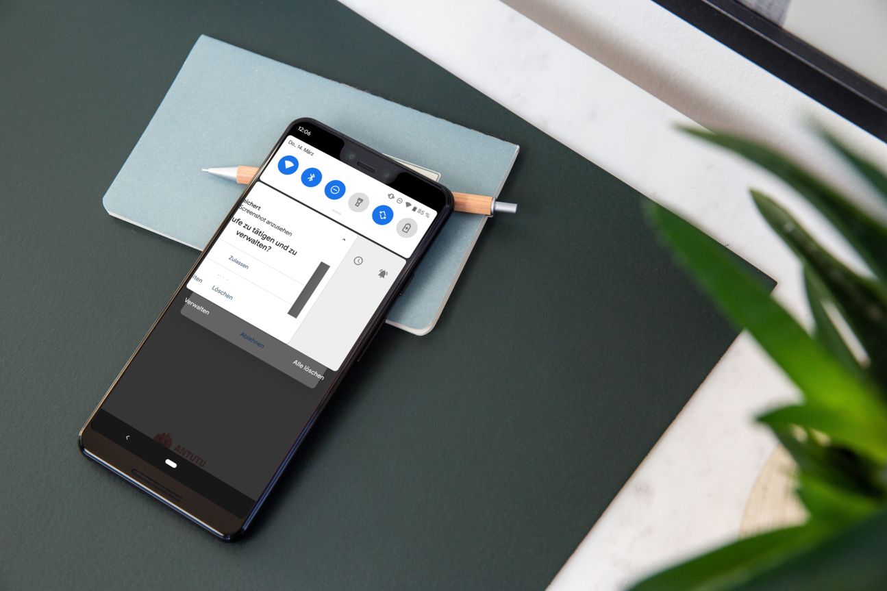 Google Pixel 3XL, Android Q Smartphone liegt auf einem Schreibtisch.