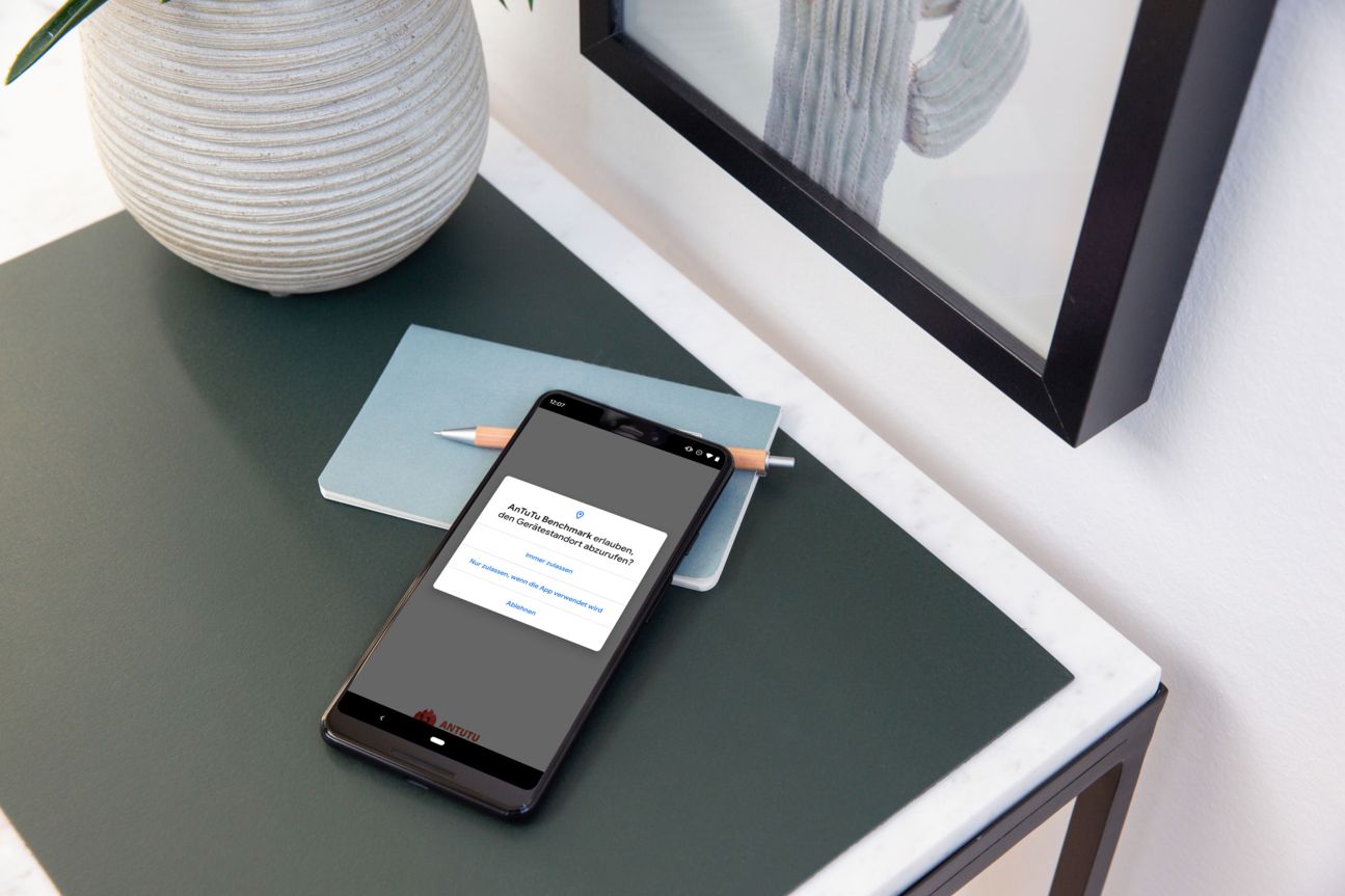 Google Pixel 3XL, Android Q Smartphone liegt auf einem Schreibtisch.