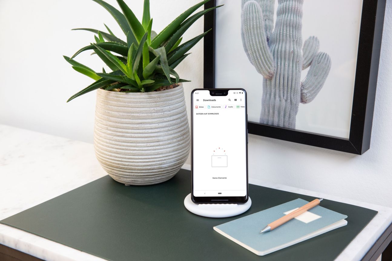 Google Pixel 3XL, Android Q Smartphone auf einer Ladestation.