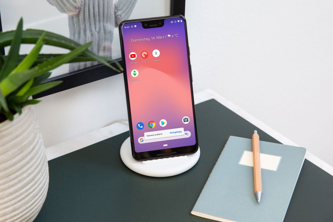 Google Pixel 3XL, Android Q Smartphone auf einer Ladestation.