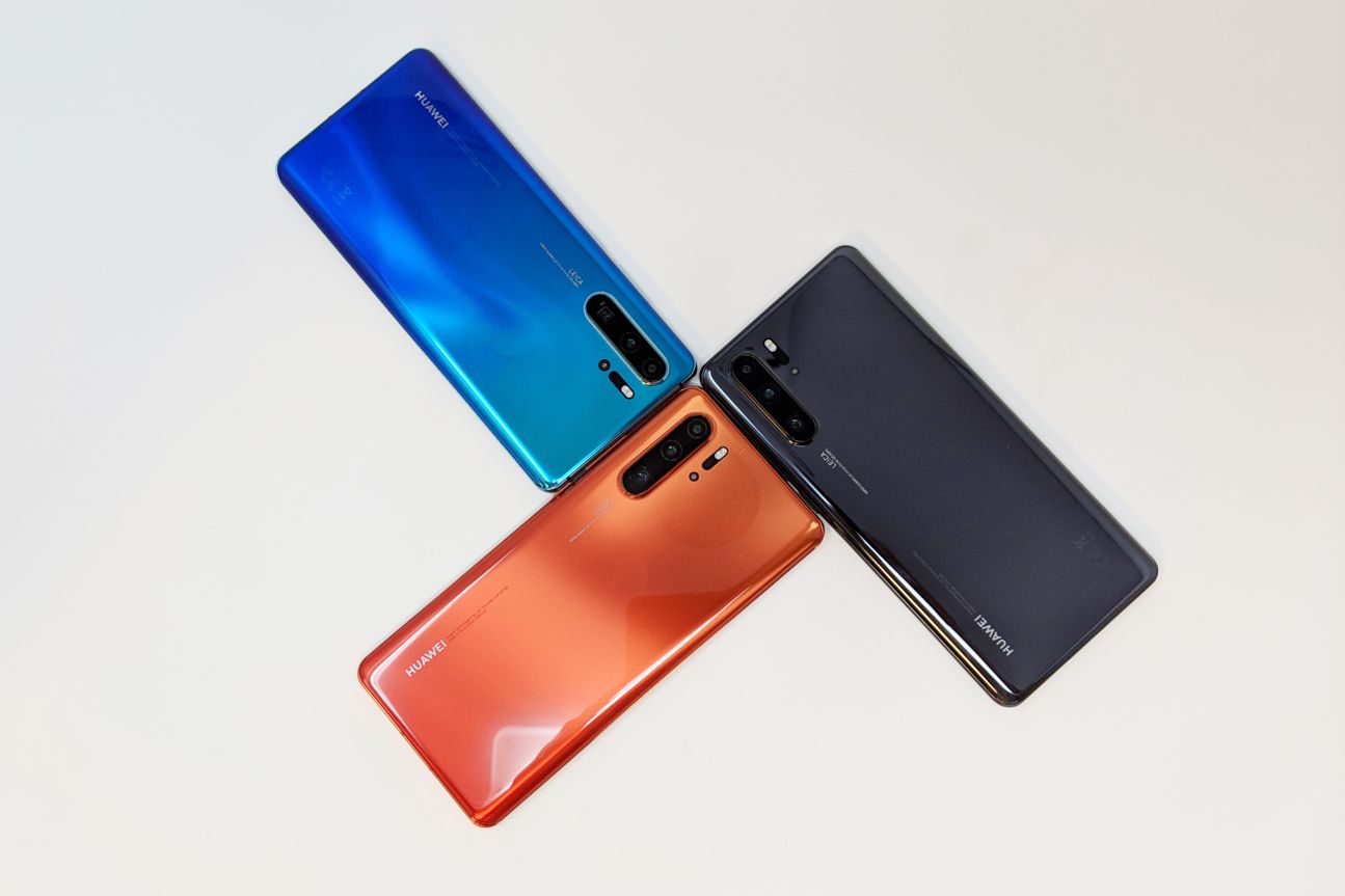 Huawei P30, P30 Pro ACHTUNG Sperrfrist 26.3.2019 Drei Smartphone auf einem Tisch.
