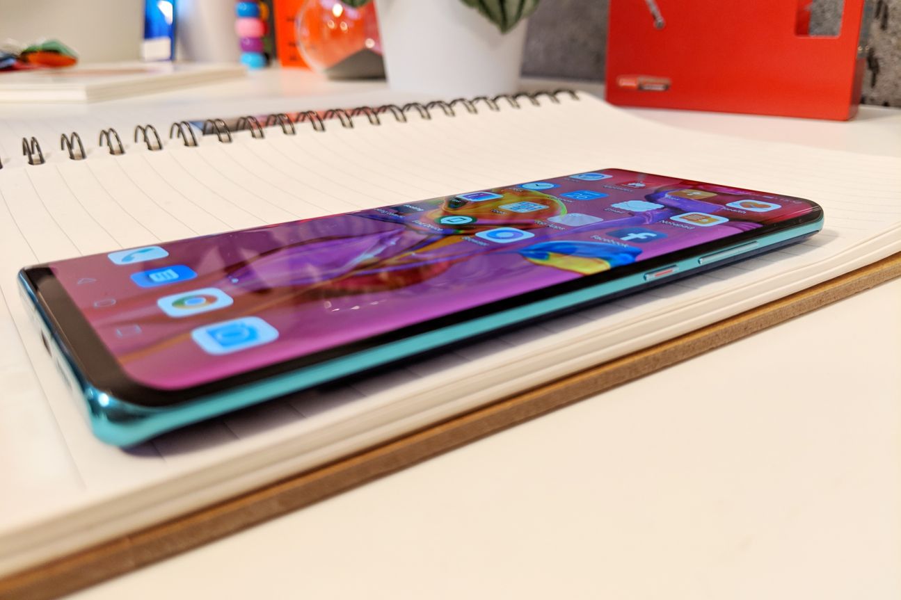 Huwei P30 Pro ACHTUNG Sperrfrist 26.3.2019 Smartphone liegt auf einem Tisch.