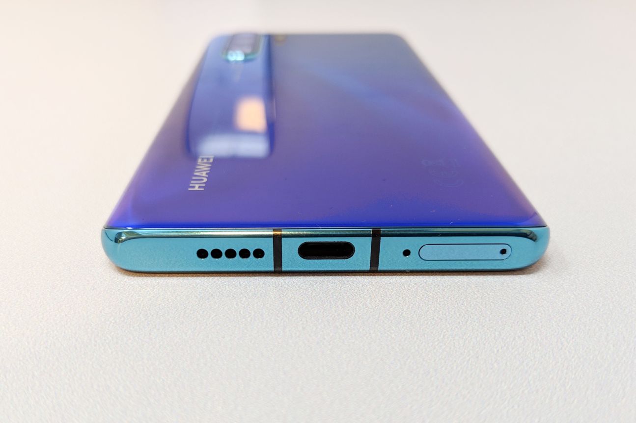 Huwei P30 Pro ACHTUNG Sperrfrist 26.3.2019 Smartphone liegt auf einem Tisch.