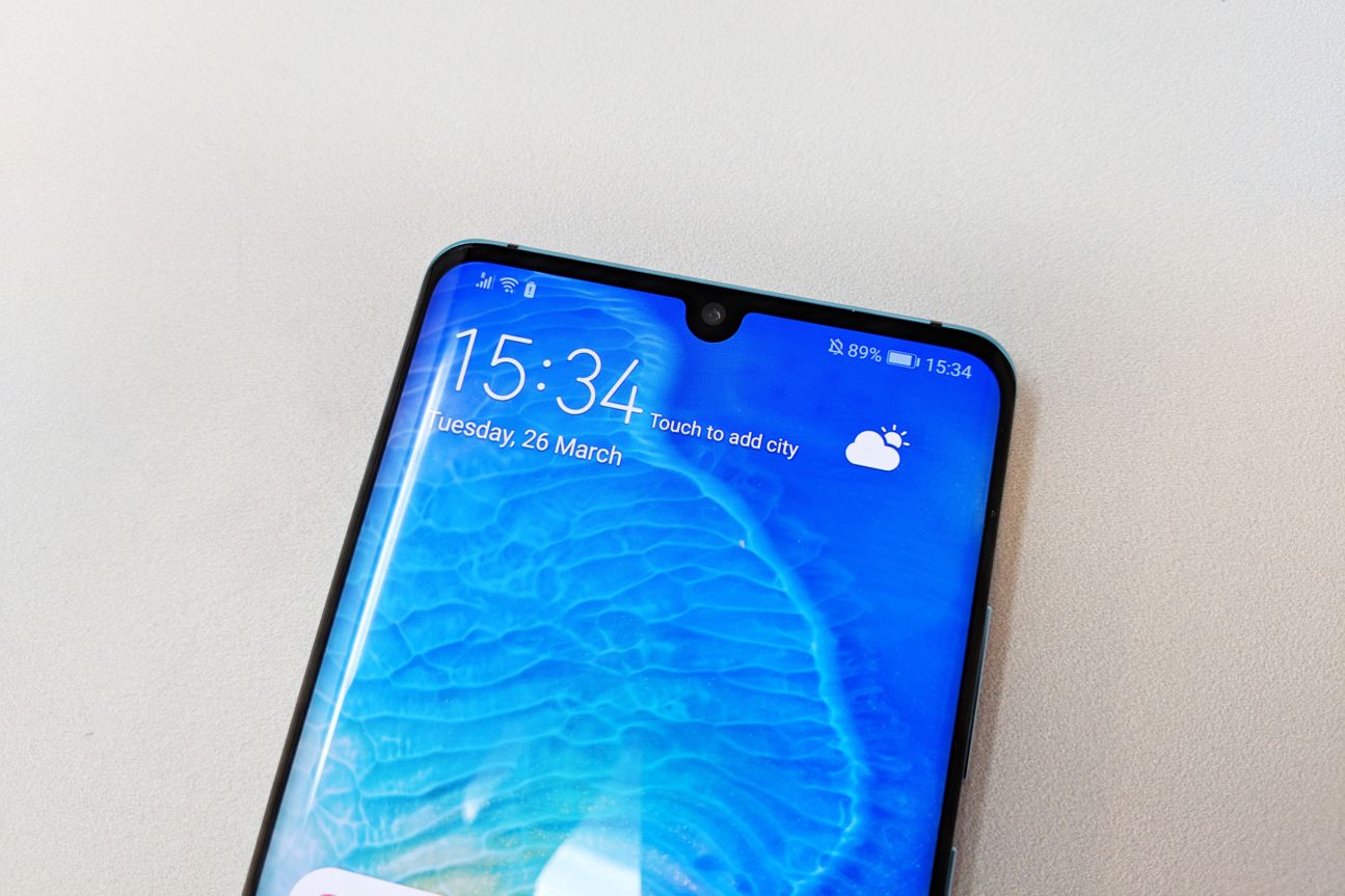 Huwei P30 Pro ACHTUNG Sperrfrist 26.3.2019 Smartphone liegt auf einem TIsch.