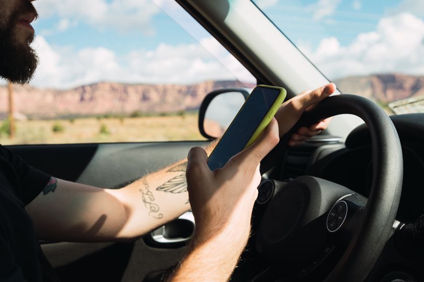 Damit ihr euer Smartphone als Navi nutzen könnt, benötigt ihr eine Halterung. Das Handy während der Fahrt in der Hand zu halten, ist nicht erlaubt