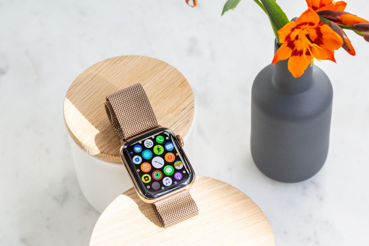 Apple Watch 4 neben Vase