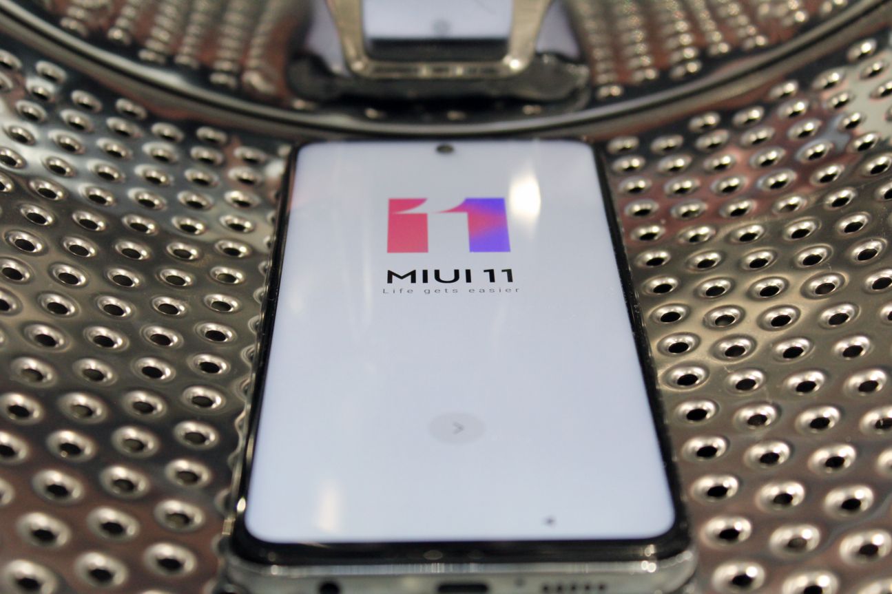Die Blickwinkelstabilität ist beim Redmi Note 9 Pro ausreichend. Aber der Screen wirkt schon deutlich dunkler, wenn ihr ihn etwas schräg betrachtet.