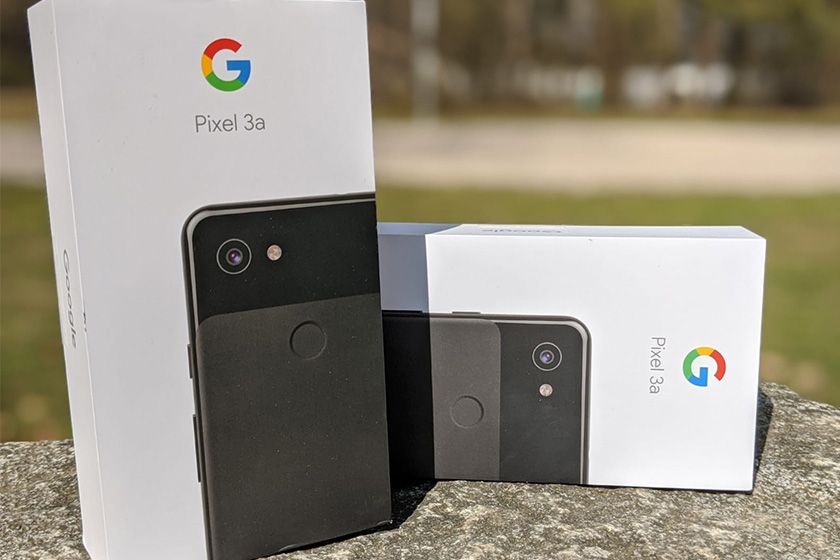 Zwei Originalverpackungen des Google Pixel 3a nebeneinander